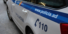 Detingut un home per endur-se 300 euros d'un comerç