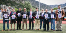 Un llaç gegant contra el càncer a l’estadi comunal d’Andorra la Vella