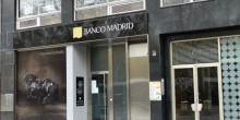 La policia espanyola desallotja les oficines de Banco Madrid 