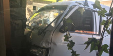 Una furgoneta s’estavella contra un restaurant a la Massana