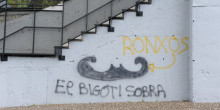 La Policia investiga grafits xenòfobs al Maria Moliner
