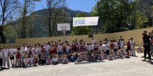 Un centenar d'alumnes de l’Agora corren la cursa contra la fam