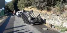 Una dona ferida després de bolcar el seu vehicle