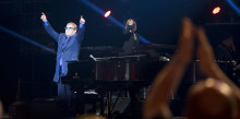 Elton John convenç i entusiasma en la seva primera i única visita