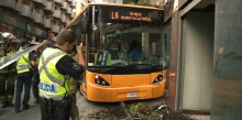 Un autobús s'encasta en un local de Santa Coloma