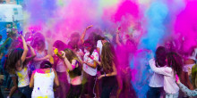 Una cinquantena de joves assisteixen a la Holi Festival