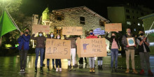 Una vintena de joves protesten contra la «inacció» del Govern