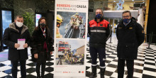 Els cònsols de Sant Julià lliuren als bombers els 460 euros recaptats per la venda del calendari solidari