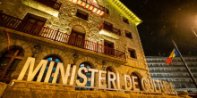 Llum groga al Rosaleda i l'església de Sant Pere del Pas 