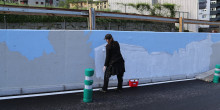 Samantha Bosque i Naiara Galdós comencen a pintar els murals de la proposta 'Murs que parlen'
