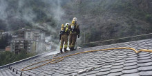 Es cremen sis metres de teulada de l’antic Hotel Glòria