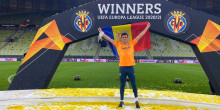 Iker Álvarez llueix la bandera andorrana en la celebració grogueta