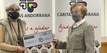 L'equip humà de Via Moda dona un xec de 700 euros a Càritas