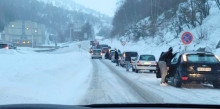 Fortes nevades a cotes altes i llargues cues a Sant Julià