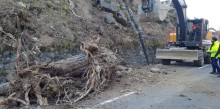 Tall de trànsit a la carretera de la Plana mentre segueixen els treballs d'estabilització i neteja