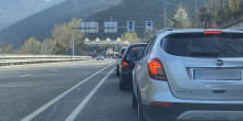 Trànsit dens a l'N145 d'entrada a Andorra i per accedir a pistes