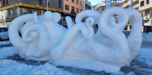 L'escultura d'un pop gegant de neu ja llueix al Pas de la Casa