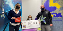 LAUesport lliura un xec de 165 euros a l’associació Amida