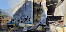 L’incendi de la planta de residus destrossa l’interior de la nau