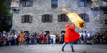 Els fallaires tornen a rodar el foc per inaugurar la revetlla de Sant Joan