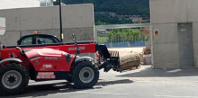 Els operaris comencen l’adequació de l’herba a l’Estadi Nacional