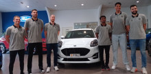 Els jugadors del MoraBanc reben els cotxes oficials de la temporada