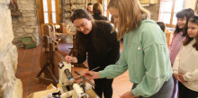 300 escolars prenen part al taller de talla de fusta a Sant Julià