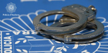 Detingut un home per entrar a casa d’un conegut i robar-li diners