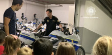 L’escola francesa visita el despatx de la Policia