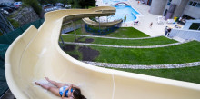 Els Serradells estrena el tobogan gegant de la piscina exterior
