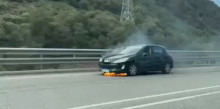 Un cotxe en flames a la frontera