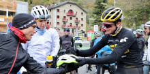 Una setantena de ciclistes homenatgen a Sepp Kuss