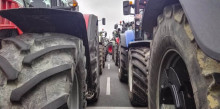Els agricultors francesos bloquegen la carretera RN-20