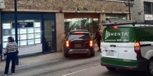 Un vehicle s'encasta contra l'aparador d'un comerç a Príncep Benlloch