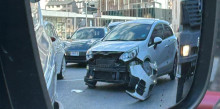 Un cotxe perd el para-xocs en un accident