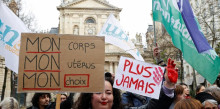 França es converteix en el primer país europeu que inclou l'avortament a la Constitució