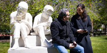 L'escultura d'Àngel Calvente aterra al Parc Central amb crítica social inclosa