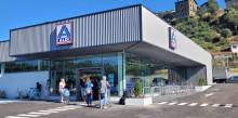 El supermercat Aldi obre les portes gairebé un mes després d'ajornar la seva inauguració 