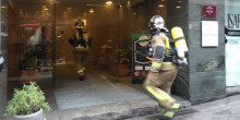 Els bombers treballen en un incendi a l'Hotel de l'Isard