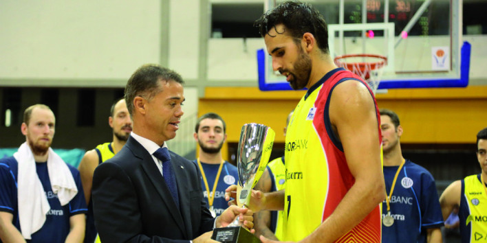 Sada recull el premi de subcampió de la Regal Lliga Catalana ACB 2015 de mans d'Ivan Tibau, dissabte a Granollers.