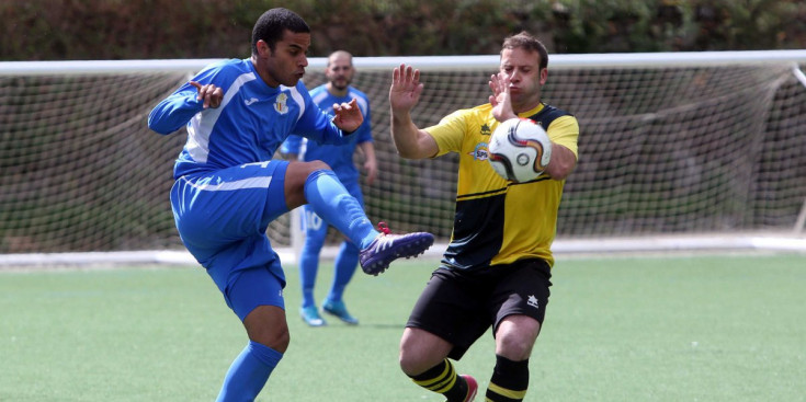 Juvenal i Ayala disputen una pilota, ahir al Camp d’Esports d’Aixovall. FOTO: TONY LARA