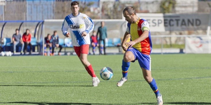 Sebas Gómez controla la pilota per llançar l’atac en el partit davant l’Avià.