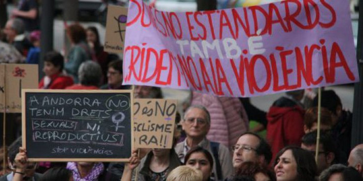 El cartell andorrà entre la multitud reunida a Tarragona, dissabte.