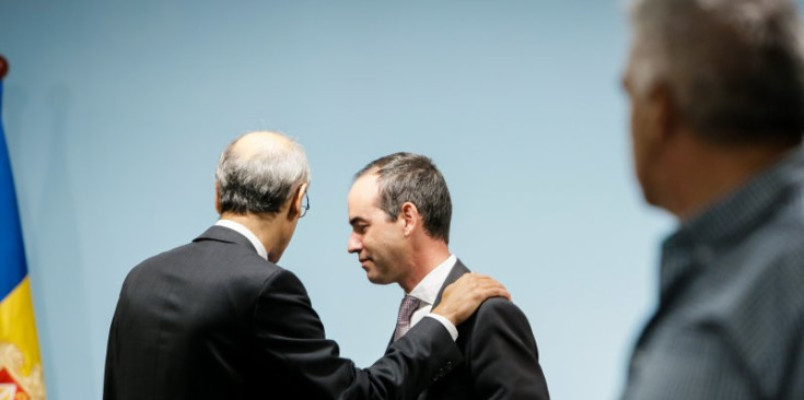 El cap de Govern, Toni Martí, mostra el seu suport al ja exministre Jordi Alcobé durant la compareixença per anunciar la seva dimissió, dissabte.