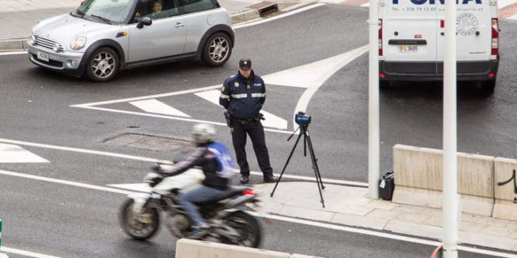 Un agent de Policia controla la velocitat amb un radar mòbil.