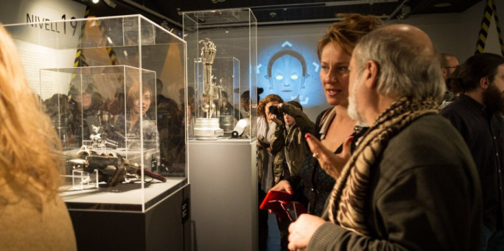 Uns visitants comenten el contingut de l’exposició dedicada als robots del cinema, ahir a Art al Roc.