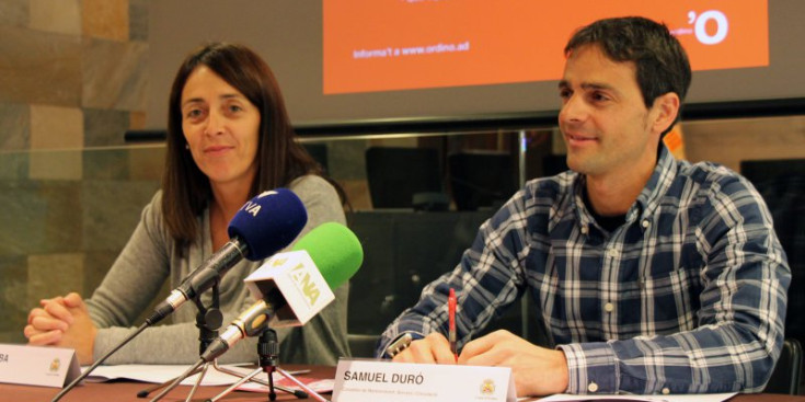 La cònsol menor d'Ordino, Gemma Riba, i el conseller de Manteniment, Serveis i Ocupació, Samuel Duró, presenten la nova campanya de treta de neu.