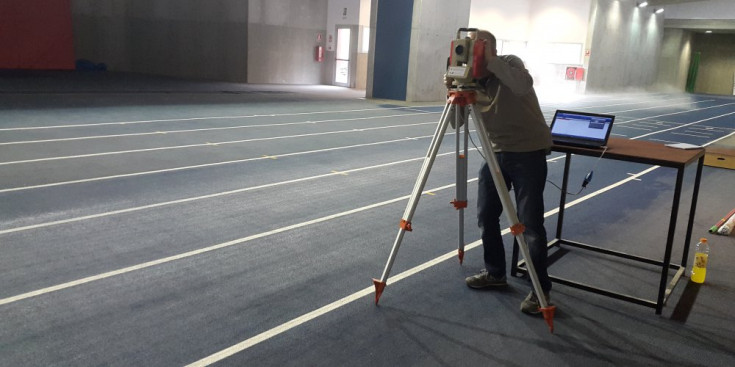 Un dels dos jutges homologadors que van ser ahir prenent mesures al Centre de Tecnificació d’Ordino.