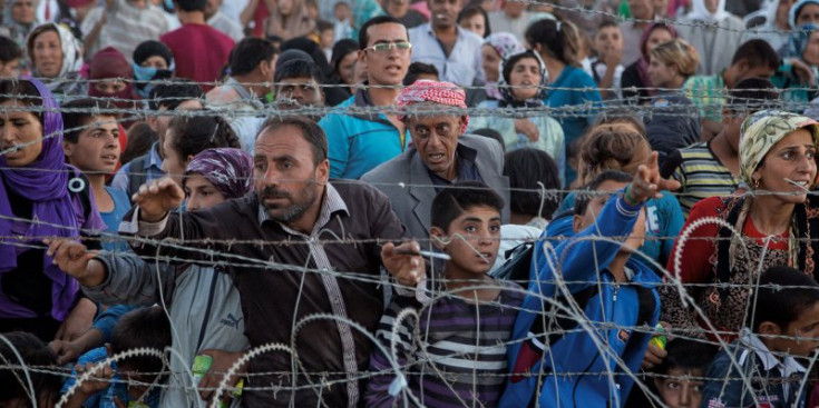 Refugiats siris davant la frontera de Turquia.