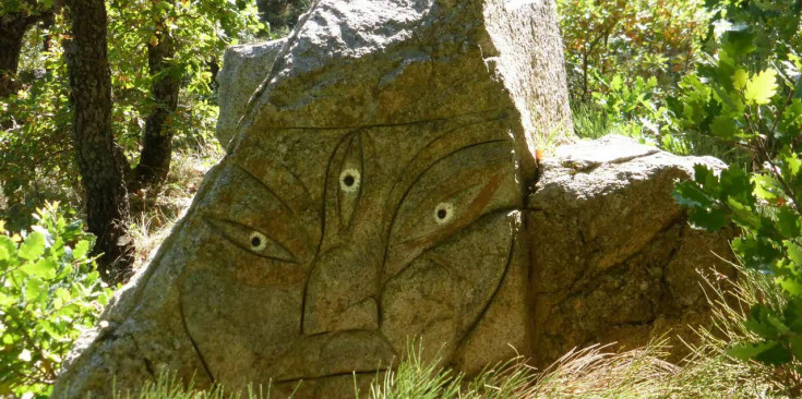 Una de les pedres esculpides al laberint màgic de Rocaviva, a Músser (Cerdanya), de Climent Olm.